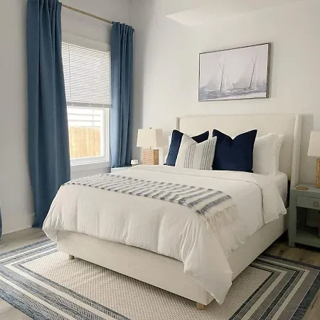 Elegant Duplex Steps To Forsyth! Villa